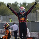 Max Verstappen n'a pas tremblé pour lever les bras sur le célèbre circuit italien. KEYSTONE/AP/Luca Bruno